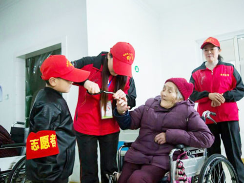 与志愿者在敬老院做活动