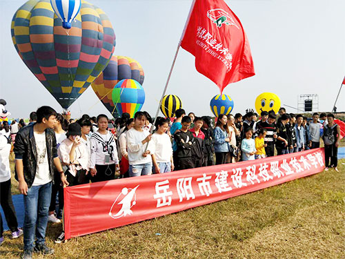 参加全世界热气球节