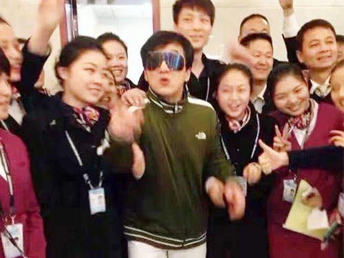 深圳宝安机场就业学生与成龙合影