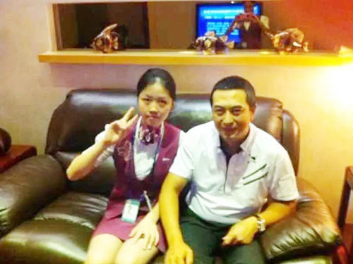 就业与深圳宝安机场学生与中国影视演员张嘉译合影