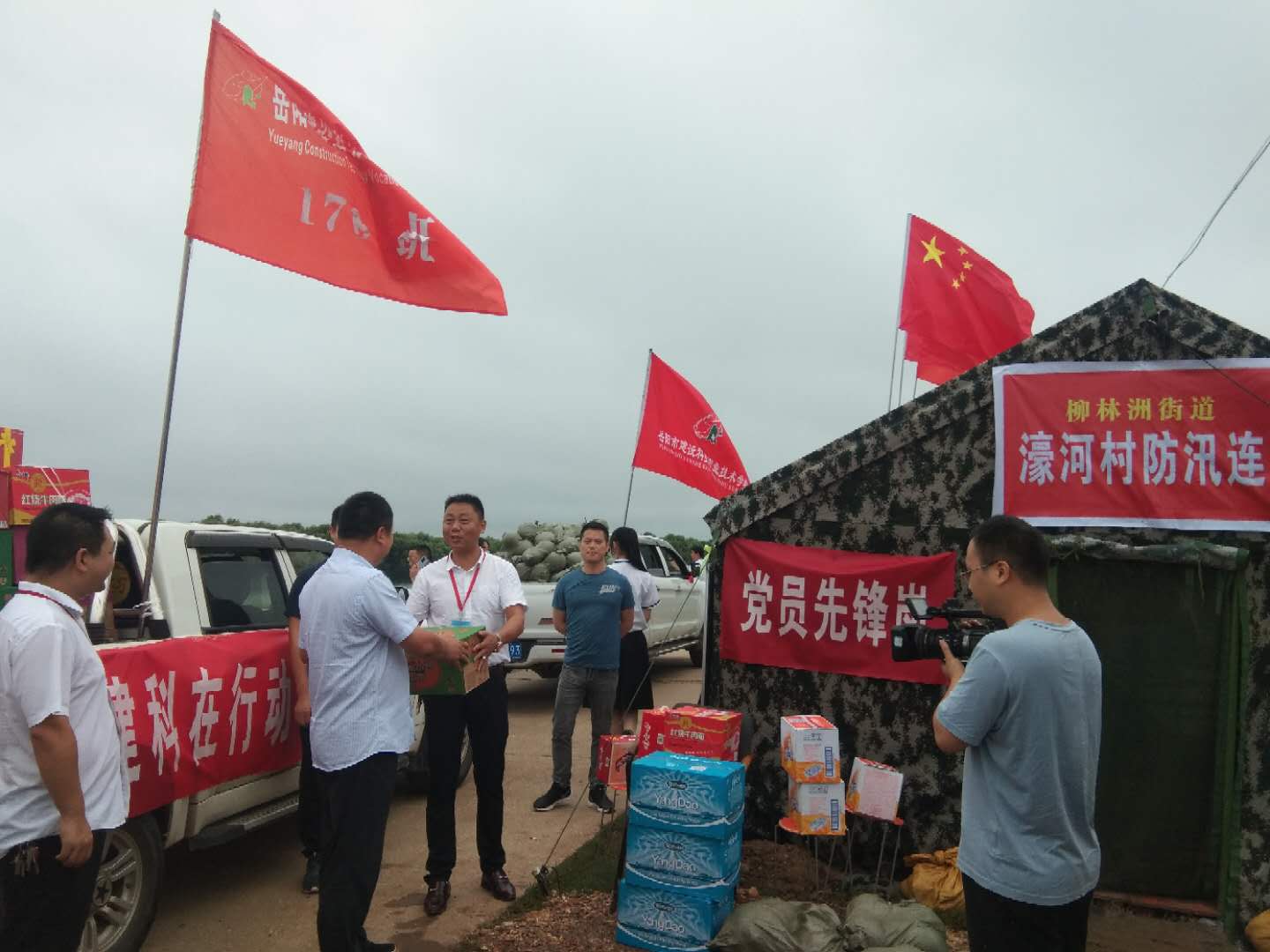 向防汛抗洪售货员致敬