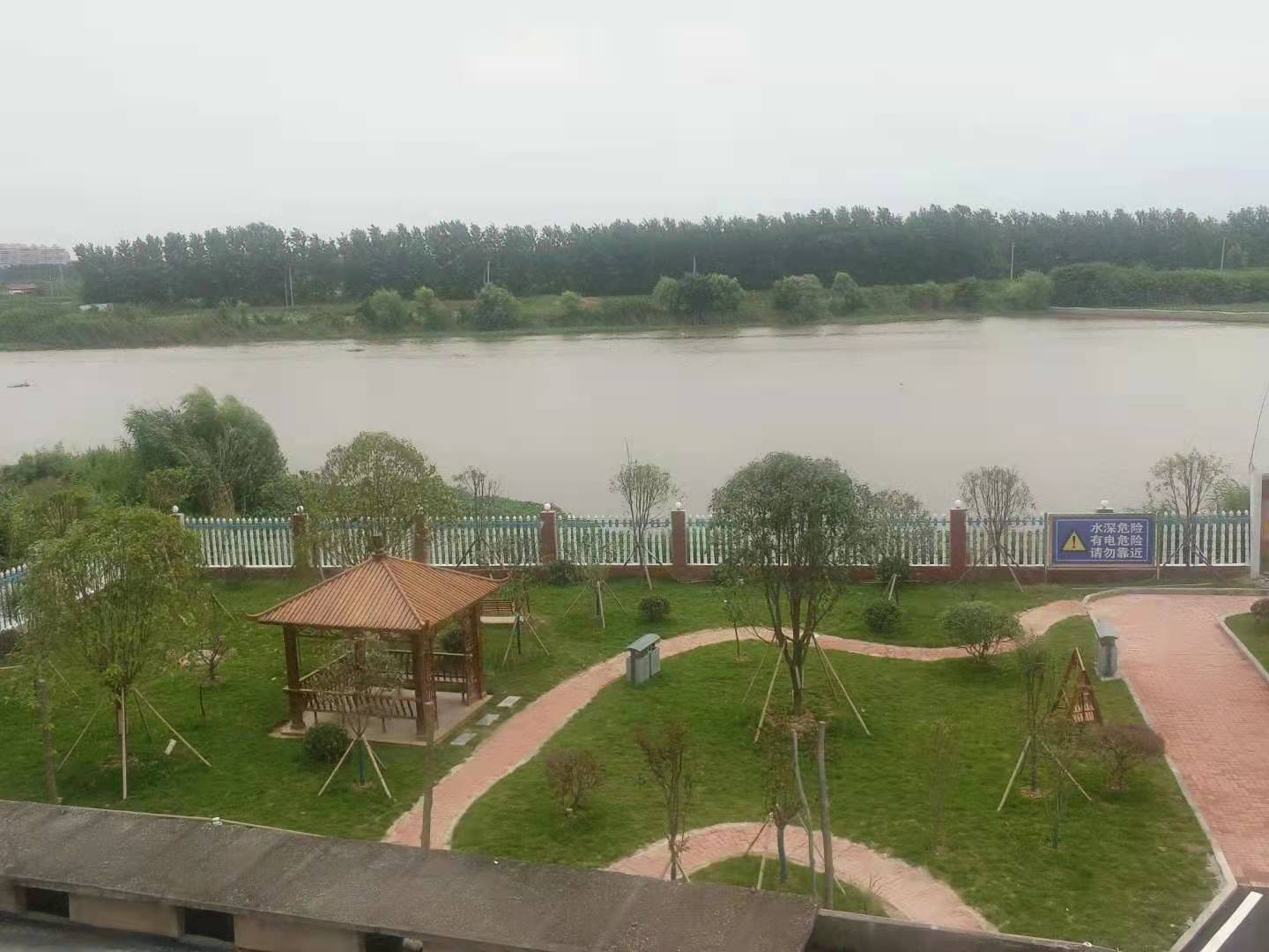 学校沿湖风光带