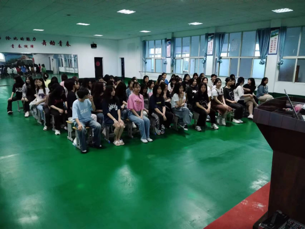 岳阳市航空科技职业技术学校：青春期女生防性侵教育